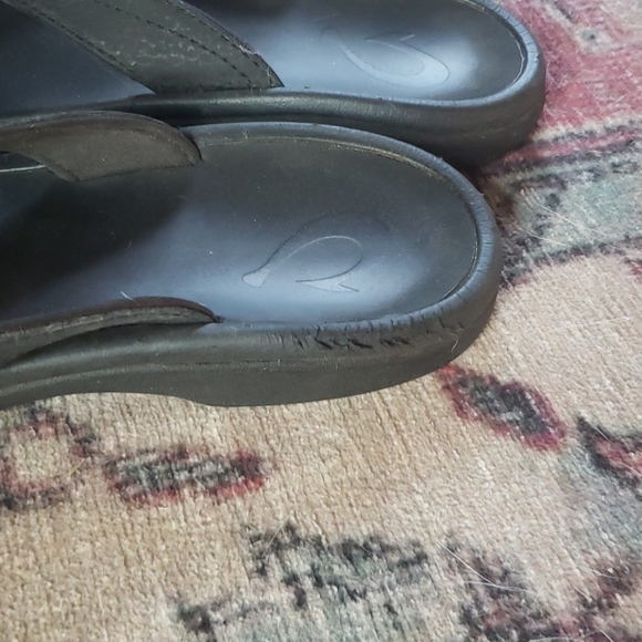 Black size 7 OluKia flip flops - Picture 3 of 3